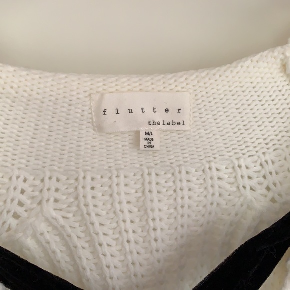 OVERSIZED WHITE SWEATER WITH BLACK TIES - Picture 2 of 2